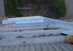 укладка пеноблоков на клей при заделке дыр водостока на балконе