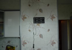 телевизор на кухне на стене