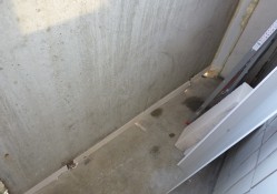 подгонка пеноблоков при заделке дыр водостока на балконе